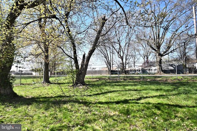 30 ROUNDWOOD LN, Levittown, PA 19055