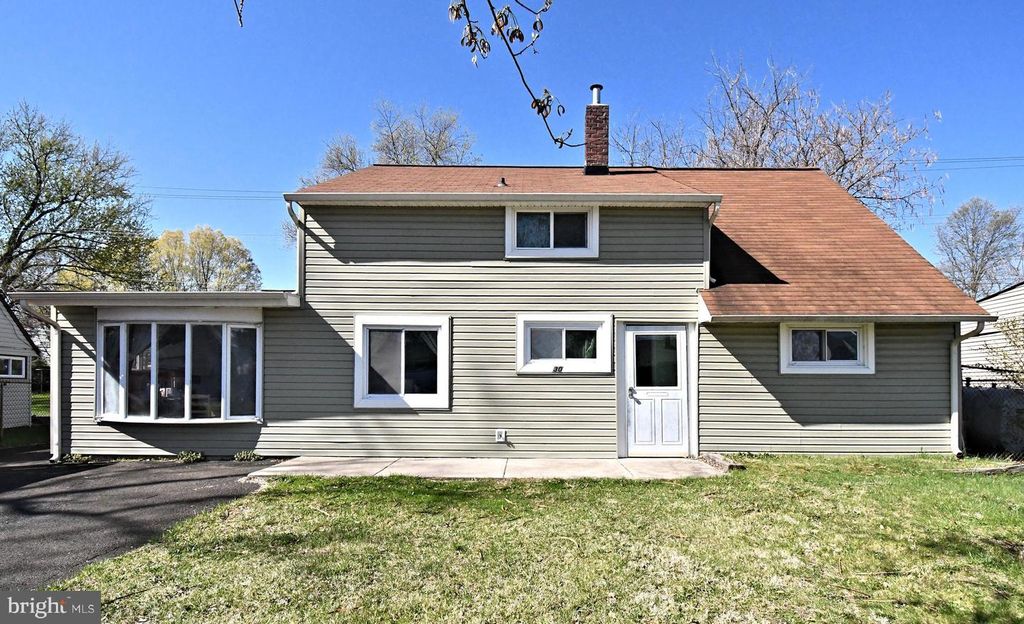 30 ROUNDWOOD LN, Levittown, PA 19055