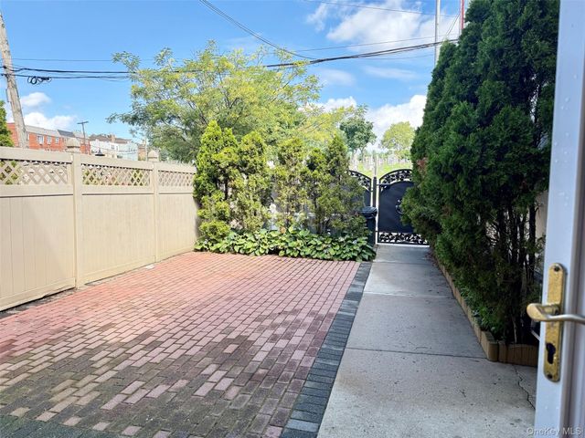 6542 Metropolitan Avenue, Middle Village, NY 11379