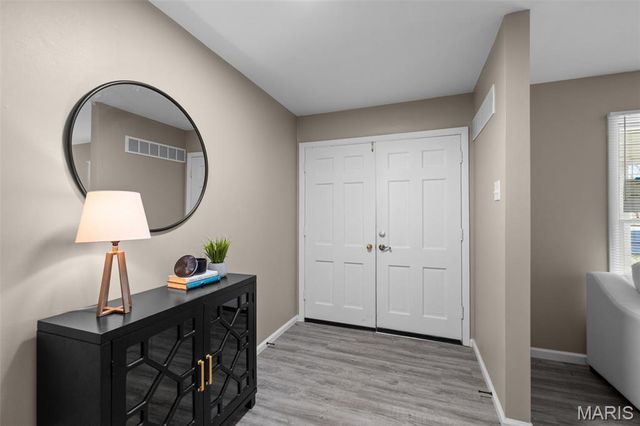 27 Nob Hill Drive, Hazelwood, MO 63138