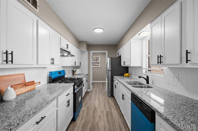 27 Nob Hill Drive, Hazelwood, MO 63138