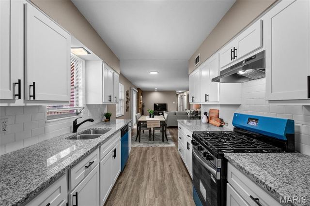 27 Nob Hill Drive, Hazelwood, MO 63138