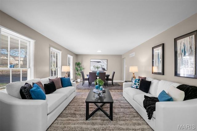 27 Nob Hill Drive, Hazelwood, MO 63138