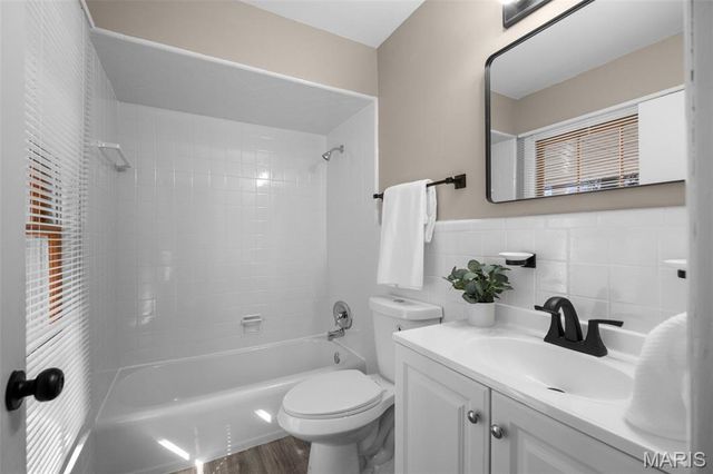 27 Nob Hill Drive, Hazelwood, MO 63138