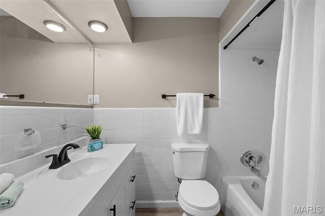 27 Nob Hill Drive, Hazelwood, MO 63138