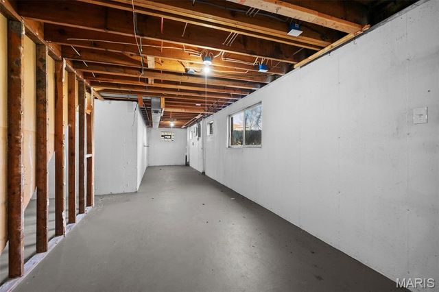 27 Nob Hill Drive, Hazelwood, MO 63138