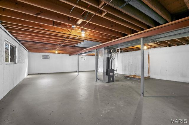 27 Nob Hill Drive, Hazelwood, MO 63138