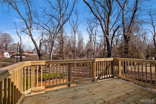 27 Nob Hill Drive, Hazelwood, MO 63138