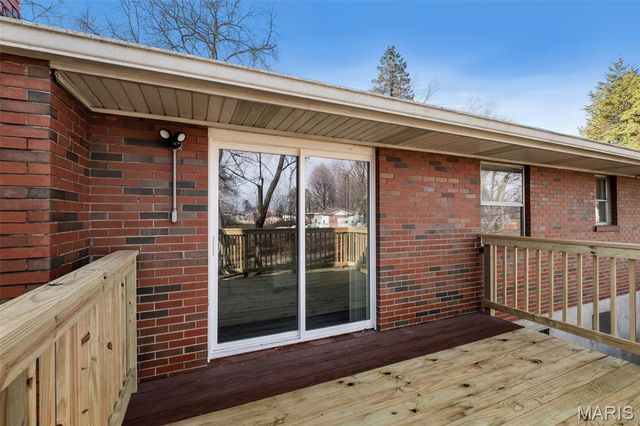 27 Nob Hill Drive, Hazelwood, MO 63138