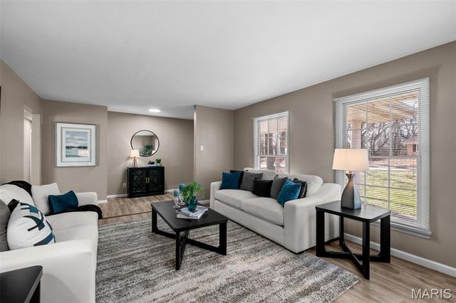 27 Nob Hill Drive, Hazelwood, MO 63138