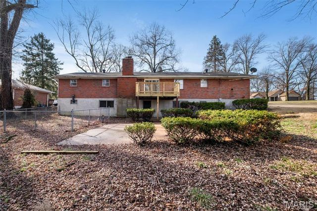 27 Nob Hill Drive, Hazelwood, MO 63138