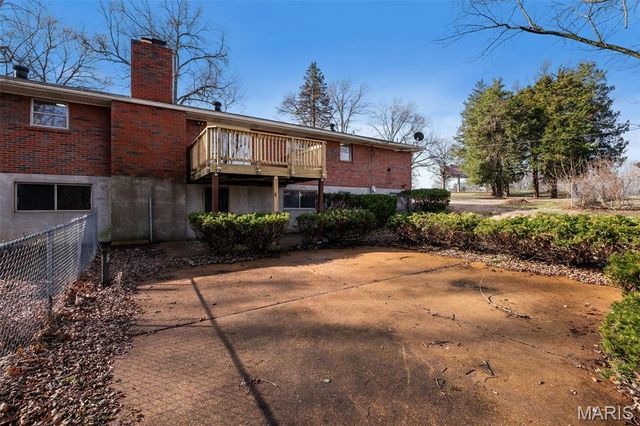 27 Nob Hill Drive, Hazelwood, MO 63138