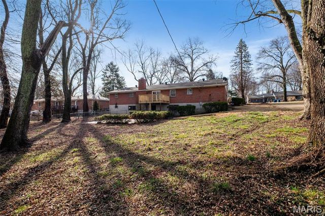 27 Nob Hill Drive, Hazelwood, MO 63138