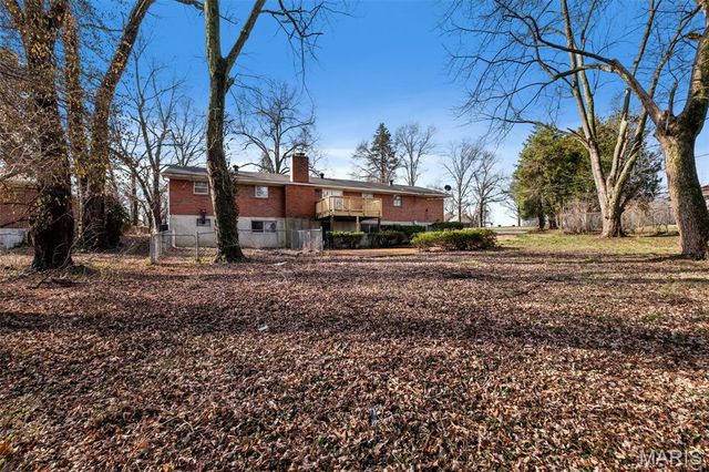 27 Nob Hill Drive, Hazelwood, MO 63138