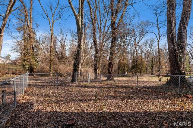 27 Nob Hill Drive, Hazelwood, MO 63138