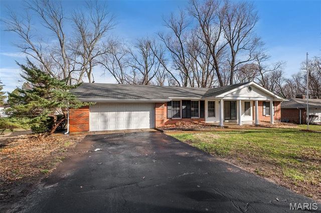 27 Nob Hill Drive, Hazelwood, MO 63138