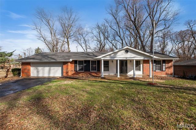27 Nob Hill Drive, Hazelwood, MO 63138