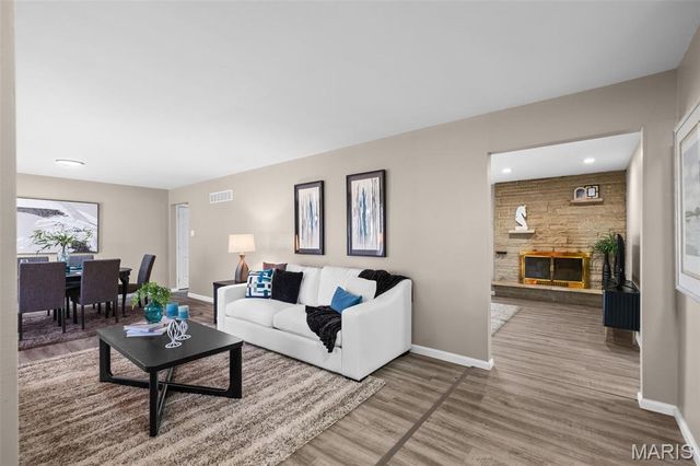 27 Nob Hill Drive, Hazelwood, MO 63138