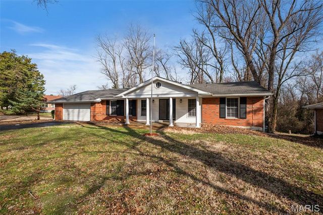 27 Nob Hill Drive, Hazelwood, MO 63138