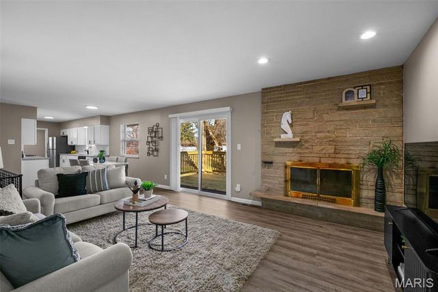 27 Nob Hill Drive, Hazelwood, MO 63138