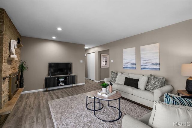 27 Nob Hill Drive, Hazelwood, MO 63138