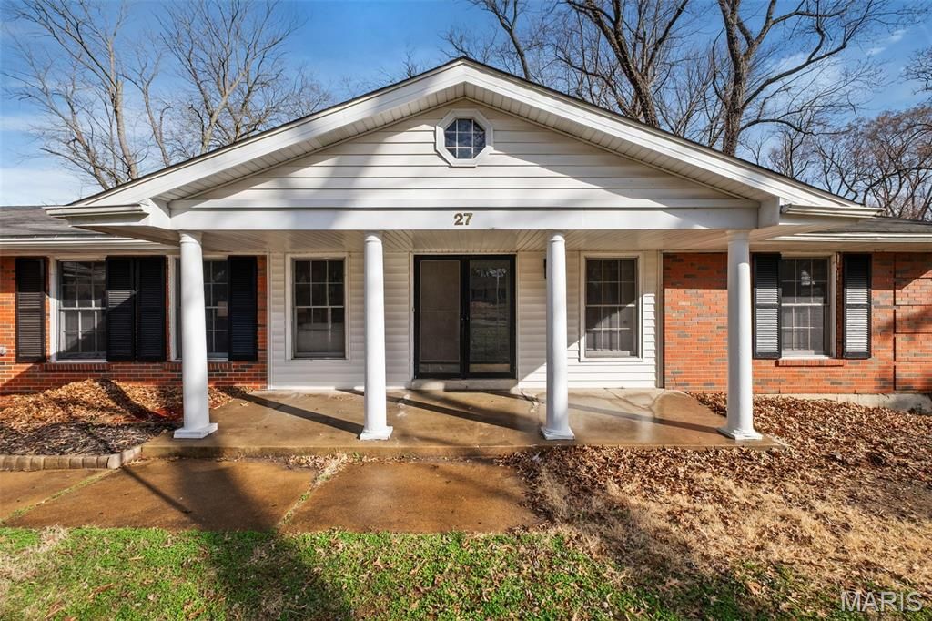 27 Nob Hill Drive, Hazelwood, MO 63138