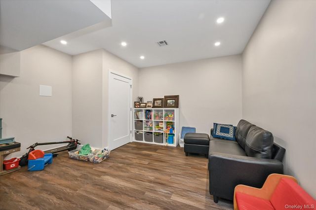 8405 112th Street, Richmond Hill, NY 11418