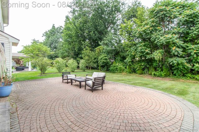 2221 Mayflower, Troy, MI 48085
