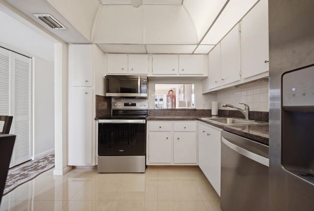 3040 Holiday Springs Boulevard 212, Margate, FL 33063