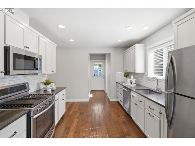 6924 Se MARTINS St, Portland, OR 97206