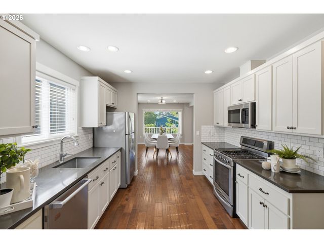 6924 Se MARTINS St, Portland, OR 97206