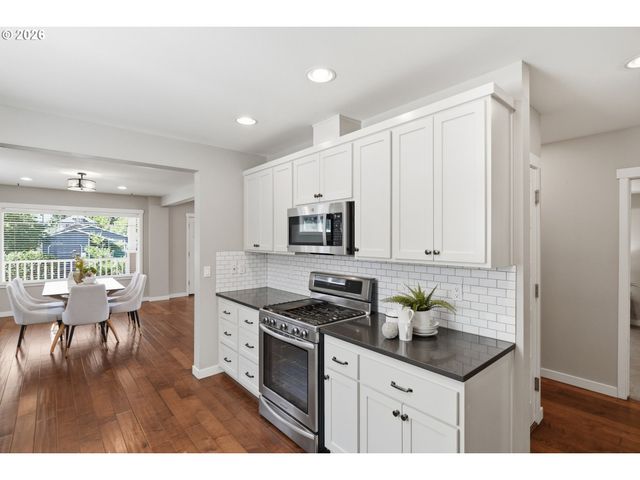 6924 Se MARTINS St, Portland, OR 97206