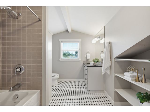 6924 Se MARTINS St, Portland, OR 97206