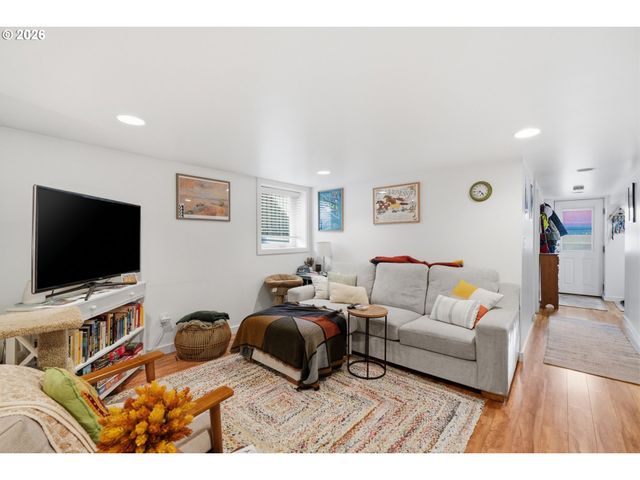 6924 Se MARTINS St, Portland, OR 97206