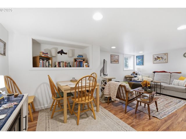 6924 Se MARTINS St, Portland, OR 97206