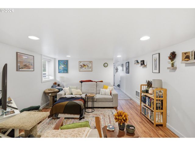 6924 Se MARTINS St, Portland, OR 97206