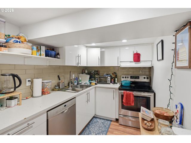 6924 Se MARTINS St, Portland, OR 97206