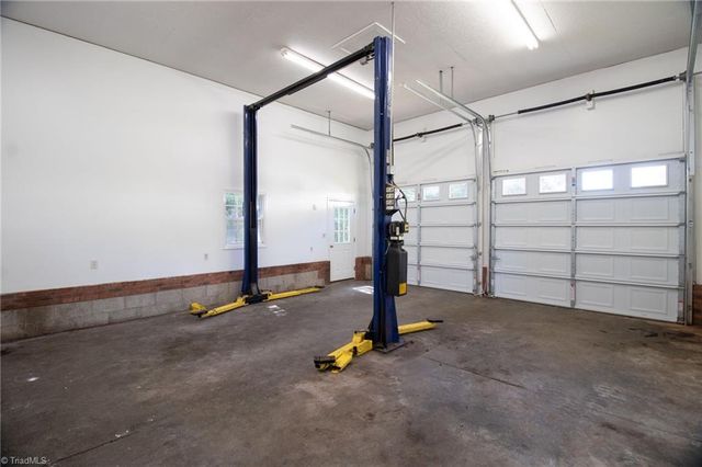 8003 Oakridge Drive, Lexington, NC 27295