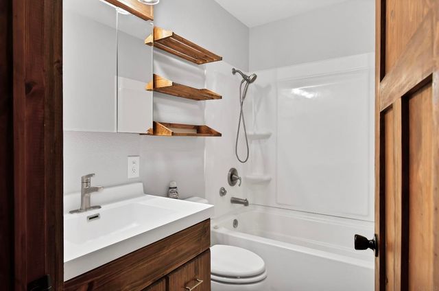 5955 Osage Road, Waterloo, IA 50703