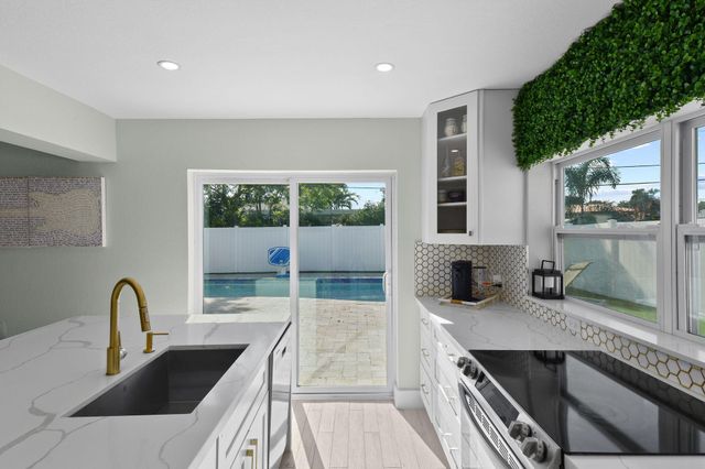 912 SE 15th Court, Deerfield Beach, FL 33441