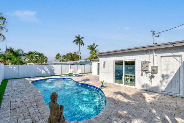 912 SE 15th Court, Deerfield Beach, FL 33441