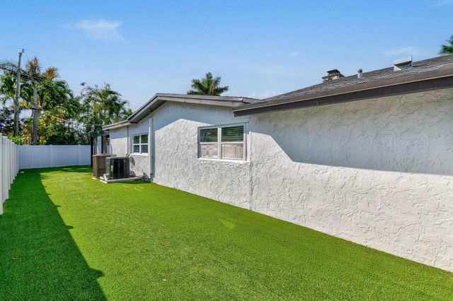 912 SE 15th Court, Deerfield Beach, FL 33441