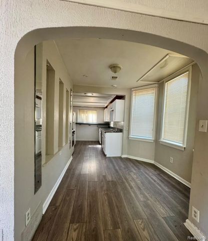 8676 Jewett Avenue, Warren, MI 48089