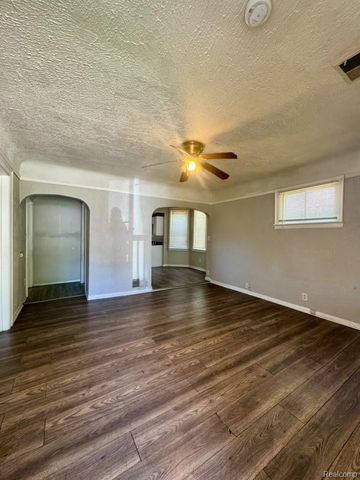 8676 Jewett Avenue, Warren, MI 48089