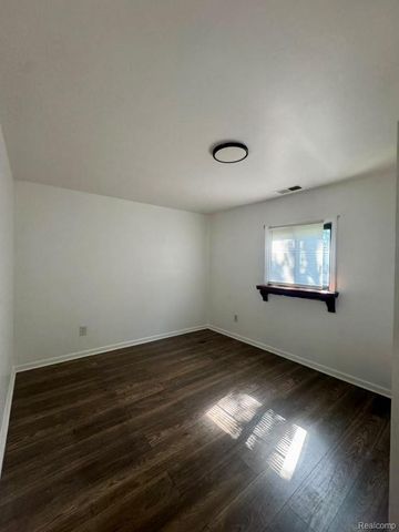 8676 Jewett Avenue, Warren, MI 48089