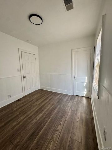 8676 Jewett Avenue, Warren, MI 48089