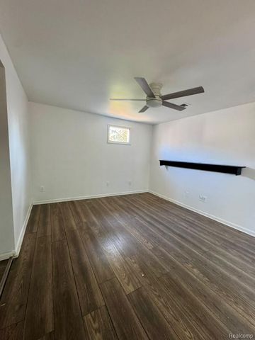 8676 Jewett Avenue, Warren, MI 48089