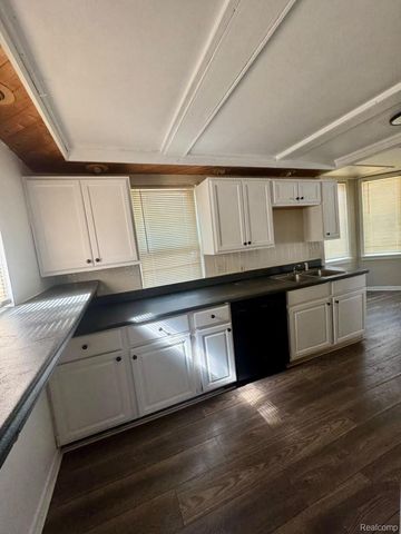 8676 Jewett Avenue, Warren, MI 48089