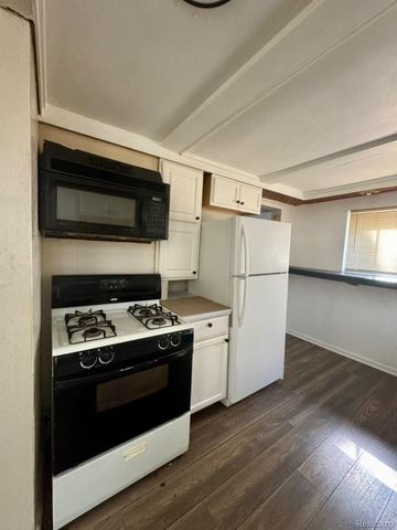 8676 Jewett Avenue, Warren, MI 48089