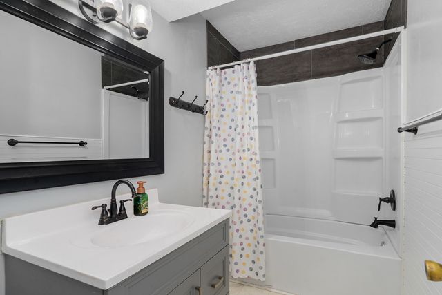 4534 W La Siesta Street, Springfield, MO 65802